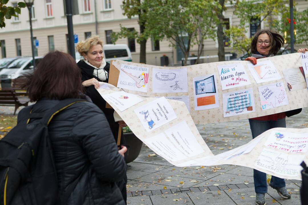 Teatralizuota mokytojų akcija prie Vyriausybės