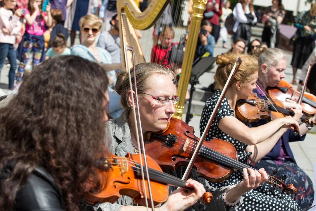 Simfoninio orkestro repeticija po atviru dangumi