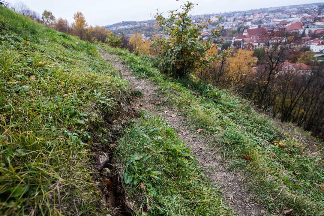 Ant Trijų Kryžių kalno atsivėrė plyšys