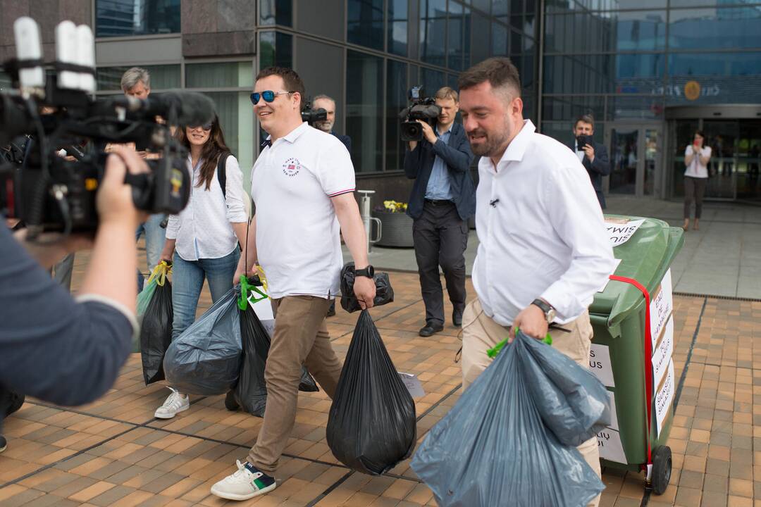 Vilniečiai merui atvežė šiukšlių