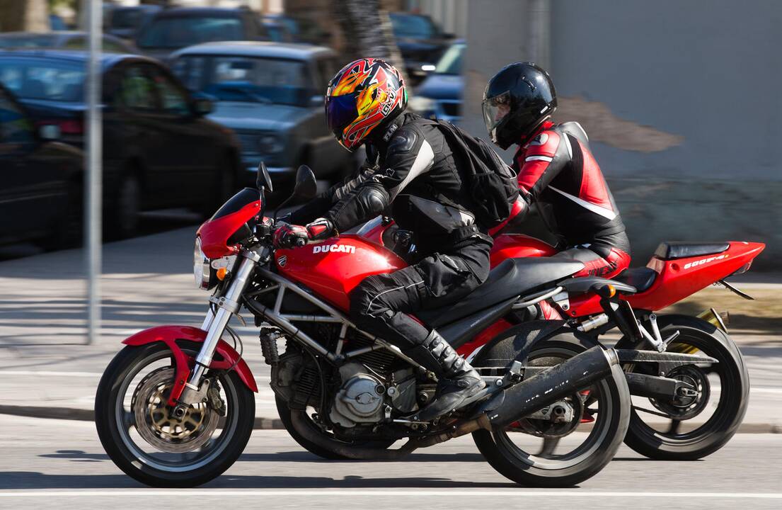 Iš parduotuvės pavogta 40 motociklininkų kombinezonų