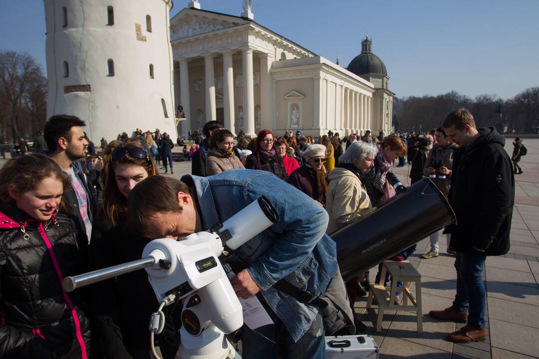 Vilniečiai stebėjo saulės užtemimą