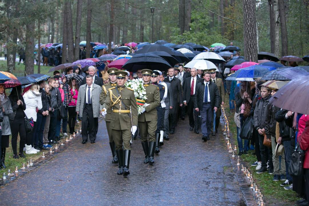 Panerių memoriale iškilmingai pagerbtos Holokausto aukos