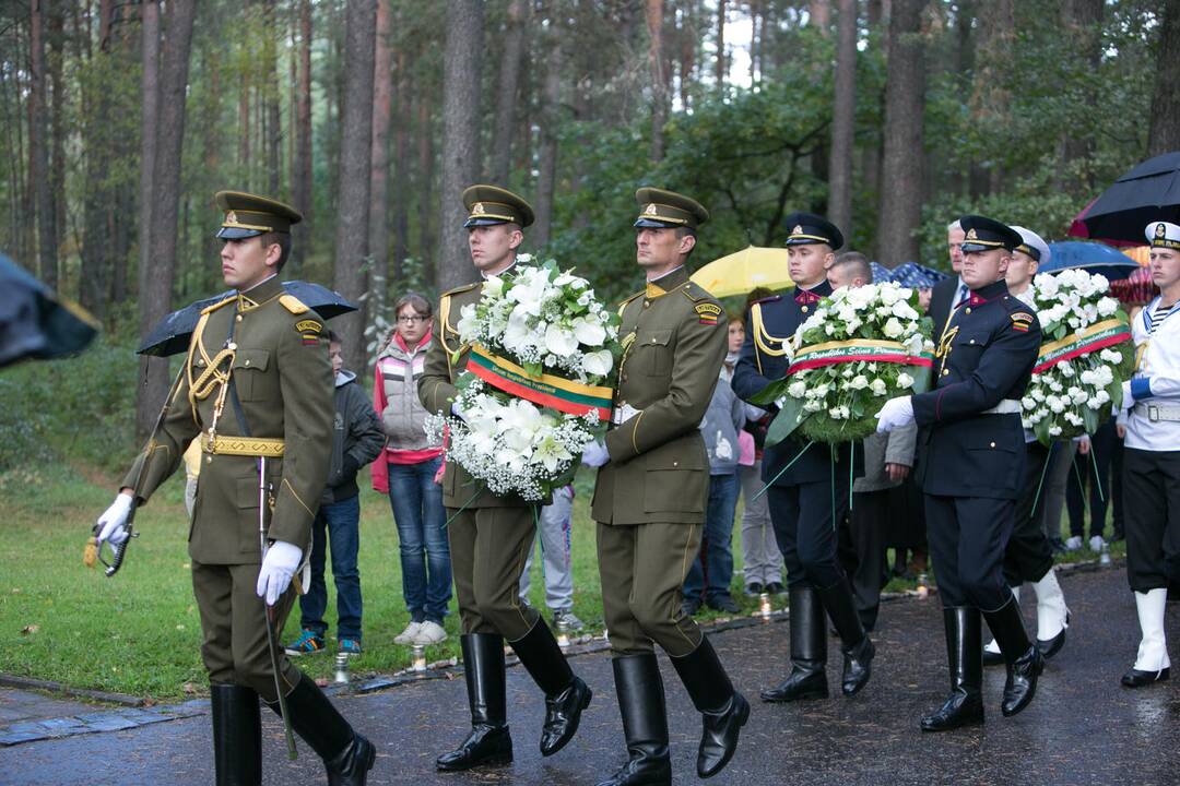 Panerių memoriale iškilmingai pagerbtos Holokausto aukos