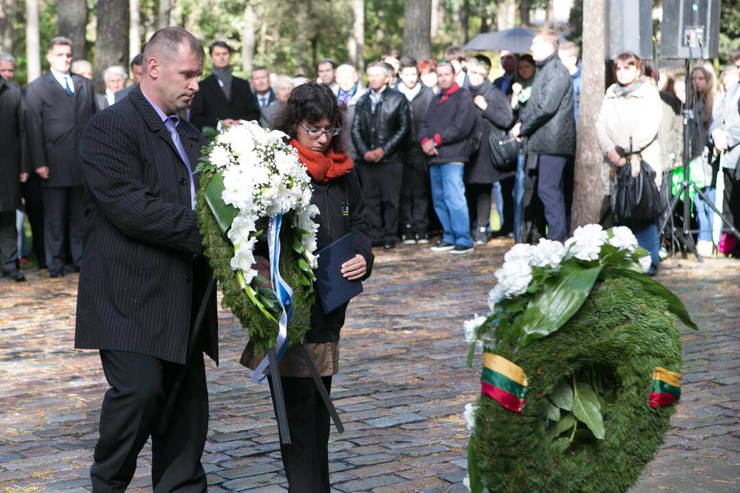 Panerių memoriale iškilmingai pagerbtos Holokausto aukos