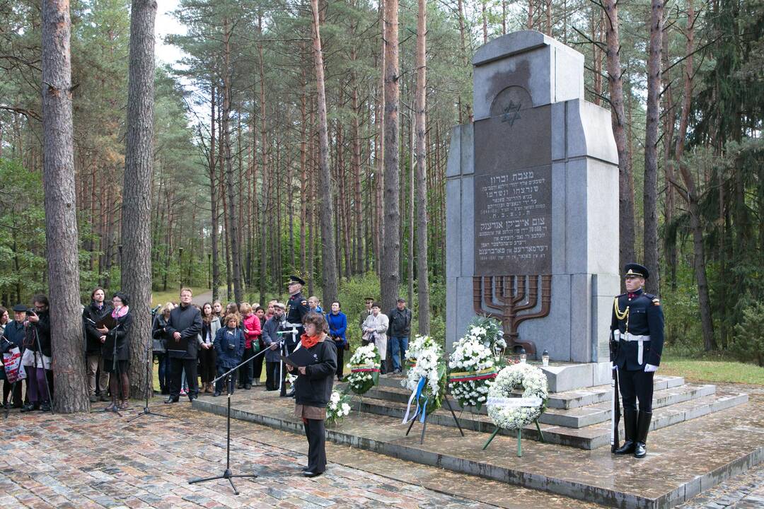 Panerių memoriale iškilmingai pagerbtos Holokausto aukos