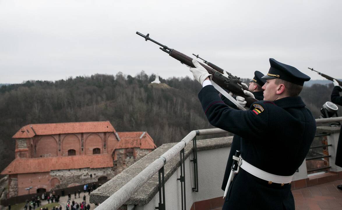 Gedimino pilies bokšte pakelta Lietuvos vėliava