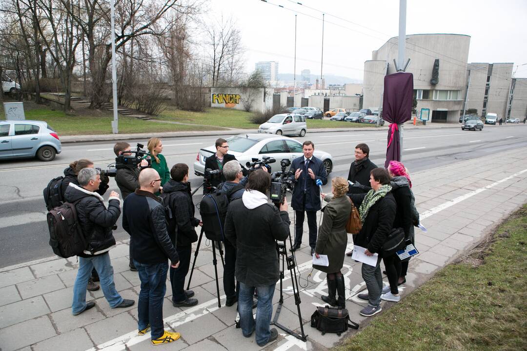 Vilniuje oficialiai atidengtas pirmasis iš penkių kelio informacinių stendų „Įsijunk šypseną“