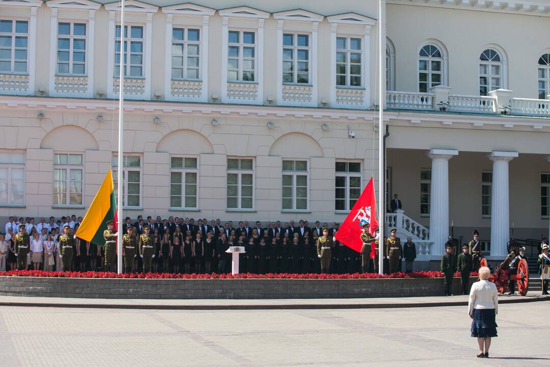 D. Grybauskaitė dalyvavo Valstybės vėliavų pakėlimo ceremonijoje