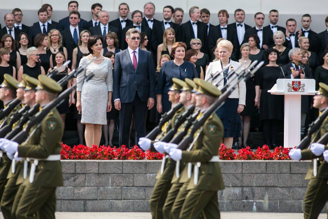 D. Grybauskaitė dalyvavo Valstybės vėliavų pakėlimo ceremonijoje