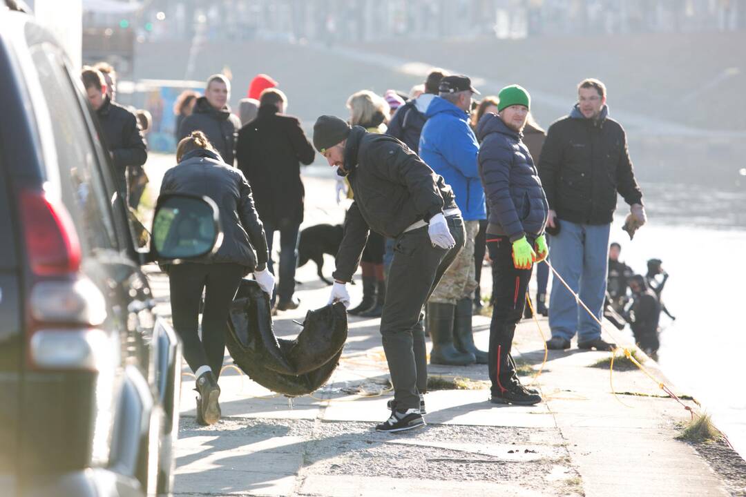 Neries upės dugno valymas