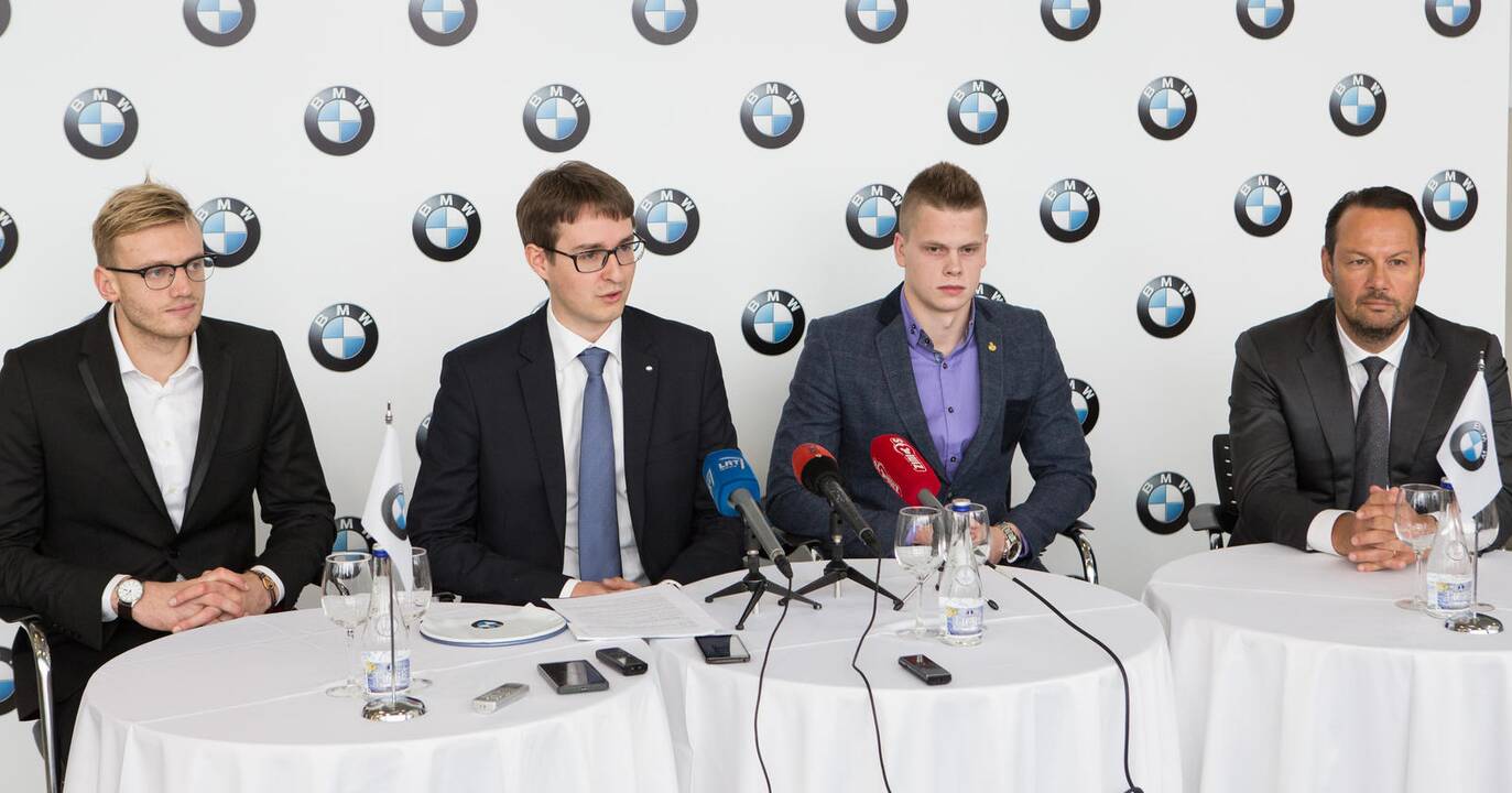 Plaukikui D. Rapšiui – naujutėlaitis BMW ir vardinė plaukimo kepurė