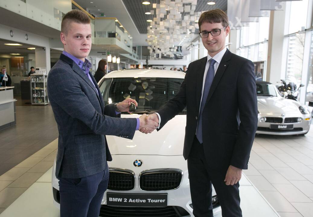 Plaukikui D. Rapšiui – naujutėlaitis BMW ir vardinė plaukimo kepurė