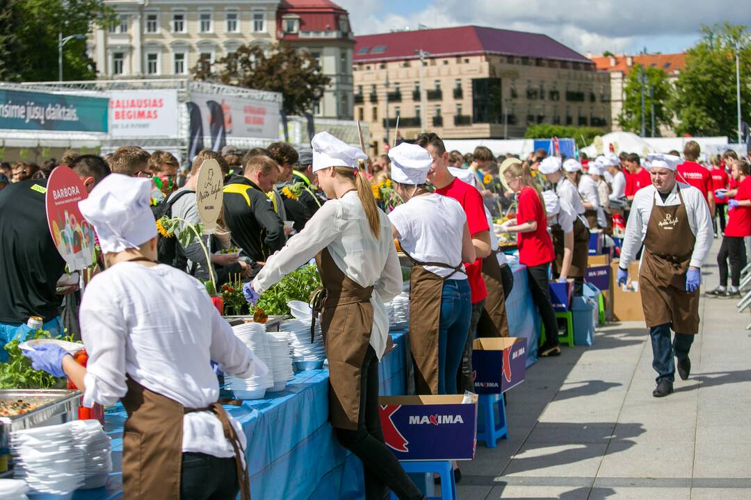 Vilnius bandė siekti masiškiausio makaronų valgymo rekordo