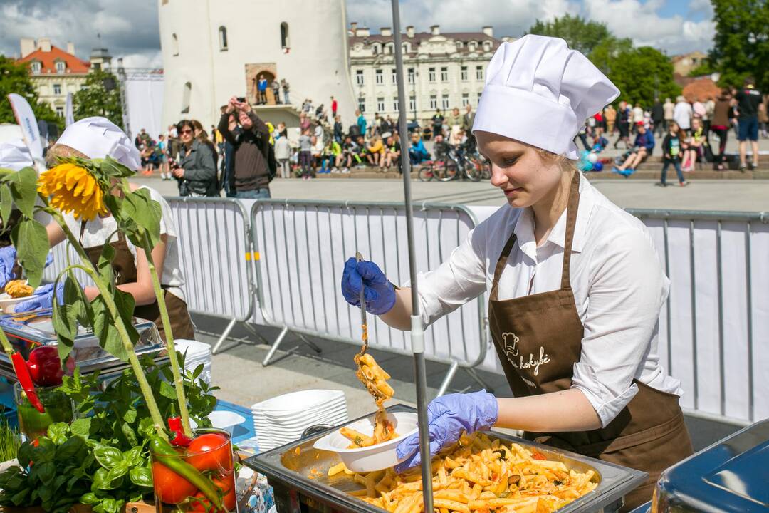 Vilnius bandė siekti masiškiausio makaronų valgymo rekordo