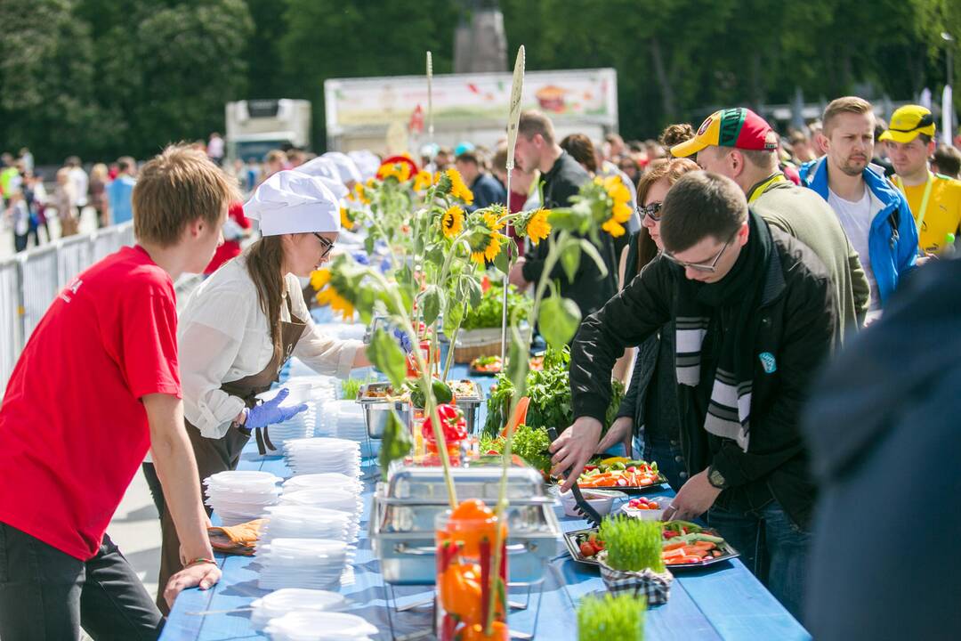 Vilnius bandė siekti masiškiausio makaronų valgymo rekordo