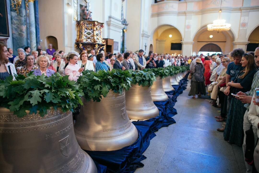 Šv. Apaštalų Pilypo ir Jokūbo bažnyčioje pašventinti kariljono varpai