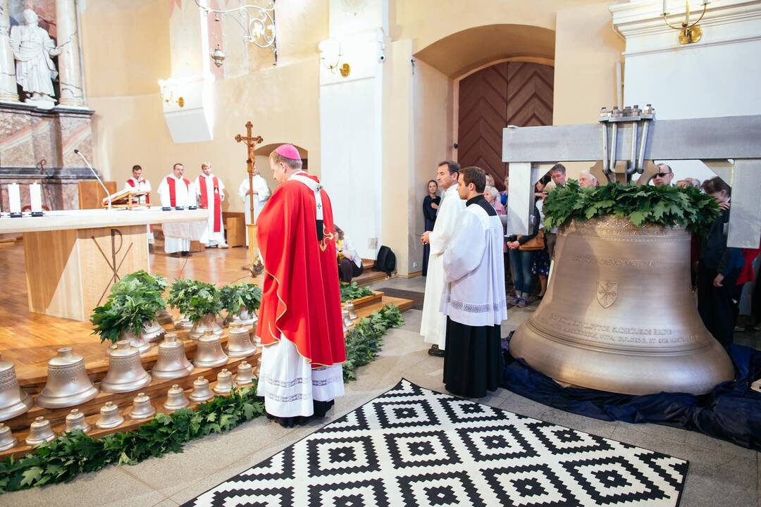 Šv. Apaštalų Pilypo ir Jokūbo bažnyčioje pašventinti kariljono varpai