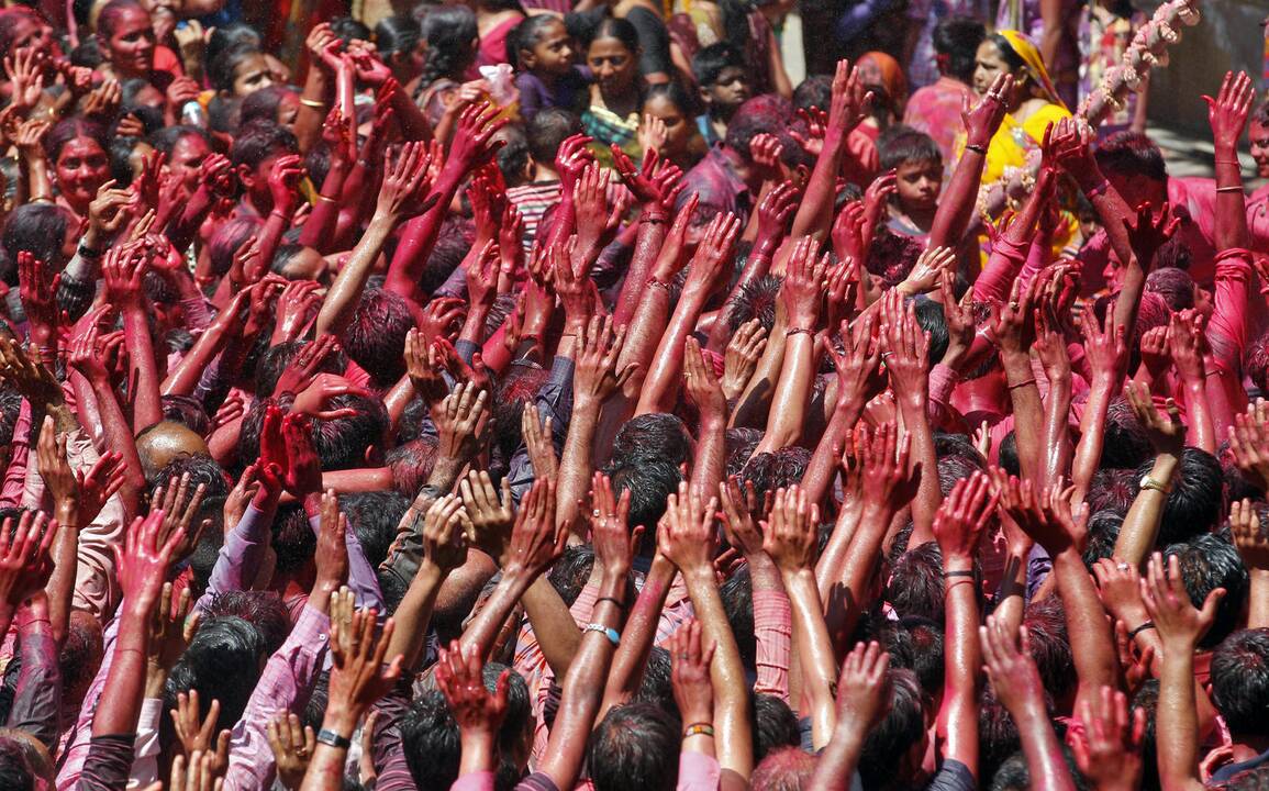 Milijonai indų pirmadienį švenčia populiarų hinduistų festivalį Holi