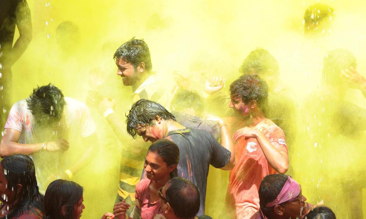 Milijonai indų pirmadienį švenčia populiarų hinduistų festivalį Holi