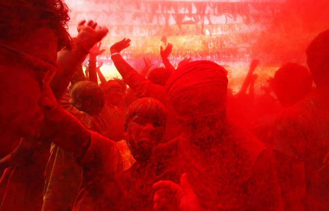 Milijonai indų pirmadienį švenčia populiarų hinduistų festivalį Holi