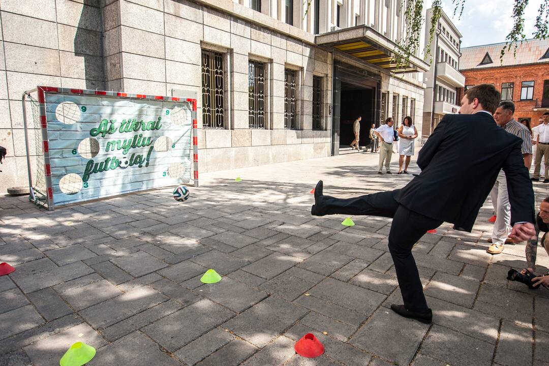 Politikai žaidė futbolą