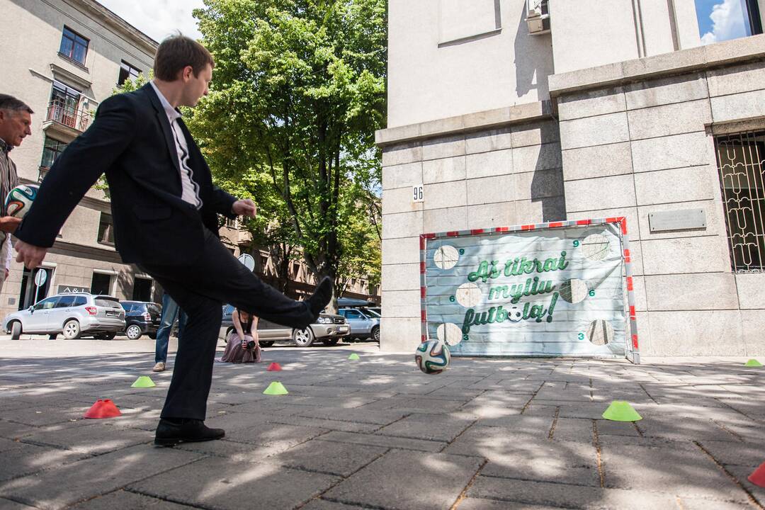 Politikai žaidė futbolą