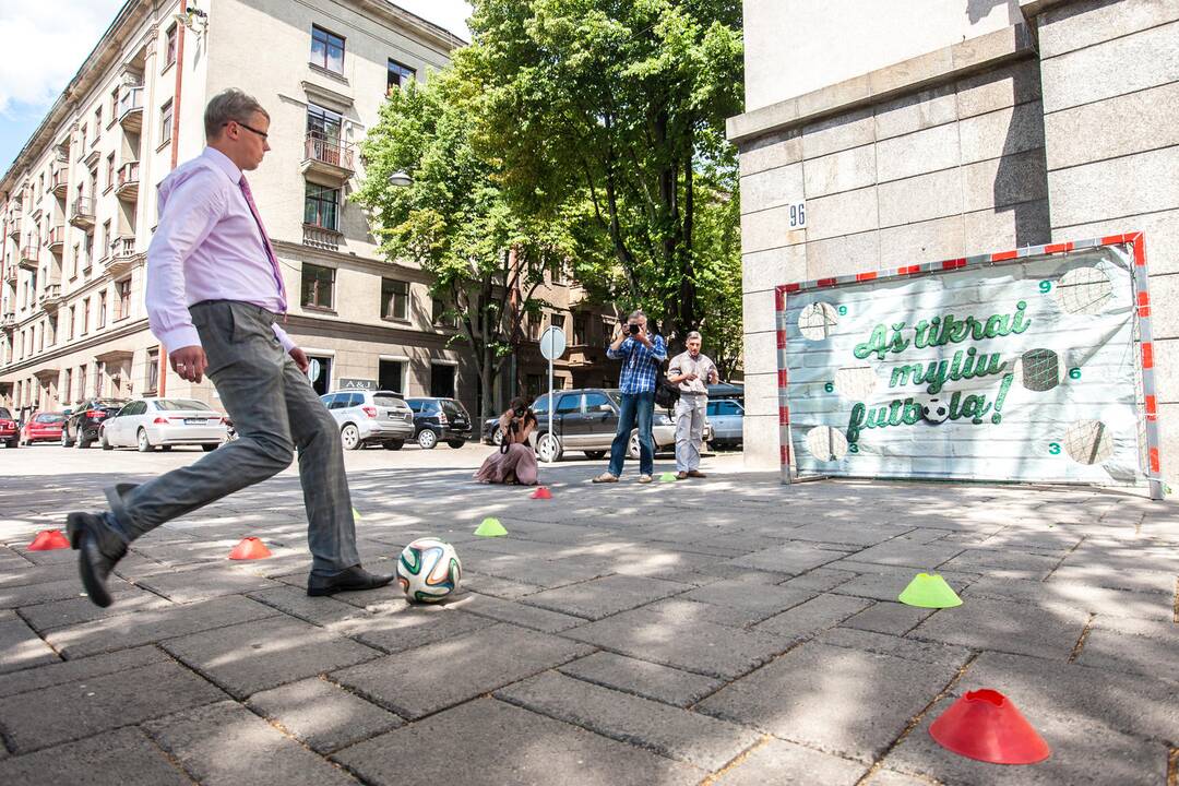 Politikai žaidė futbolą