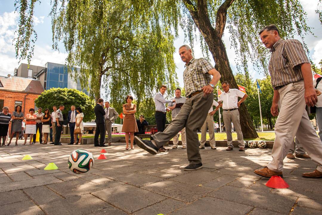 Politikai žaidė futbolą