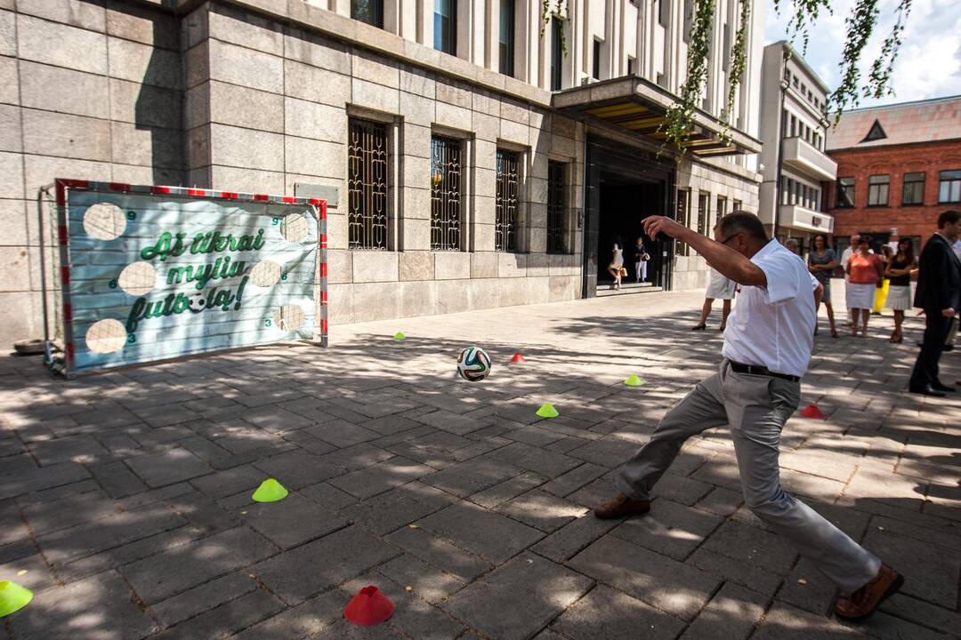 Politikai žaidė futbolą