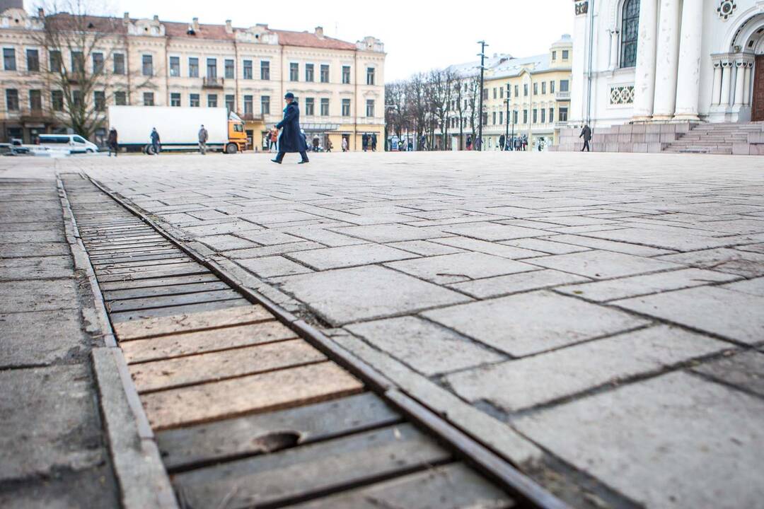 Nepriklausomybės aikštėje medinės grotelės pradėtos keisti metalinėmis 