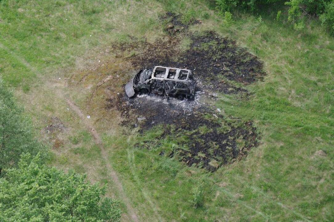 Apšaudyti kontrabandininkai vieną savo automobilį sudegino