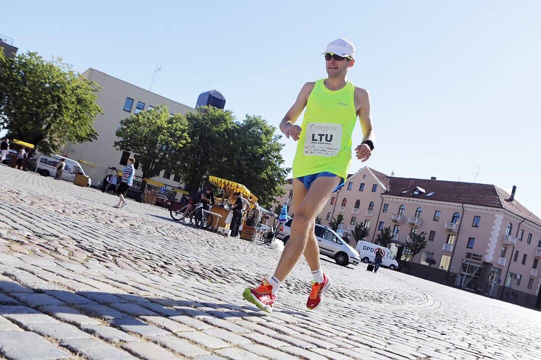 Ugniagesys gelbėtojas A. Ardzijauskas baigia didįjį bėgimą per Ameriką