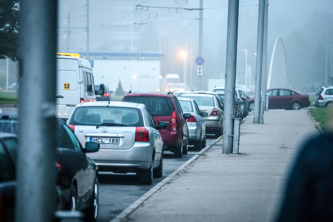 Automobiliams Sukilėlių pr. neužtenka vietos