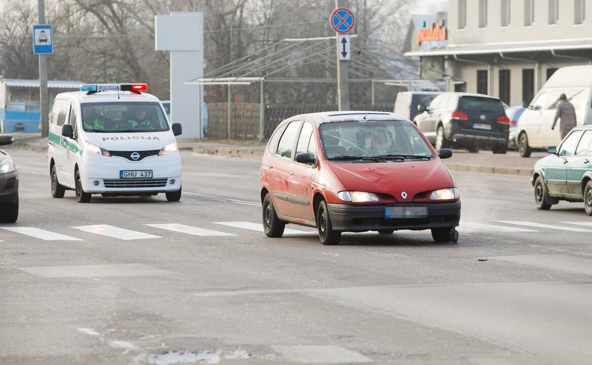 Aleksote sunkiai sužeisti du per perėją ėję pėstieji