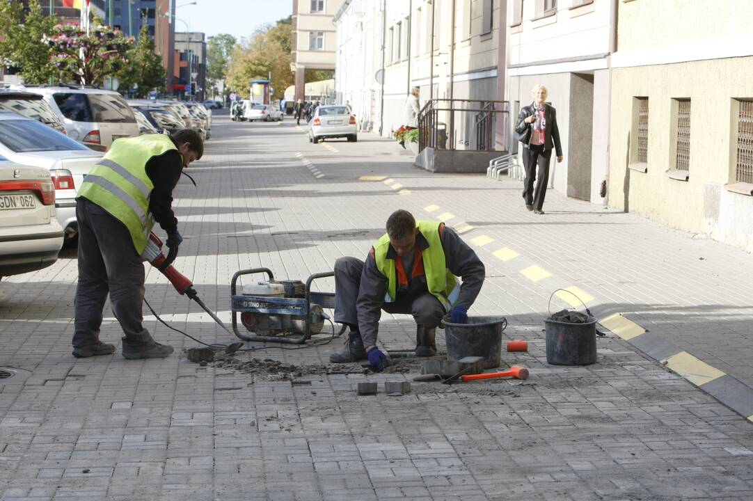 Liepų gatvės šaligatvio suskilusios trinkelės keičiamos naujomis.