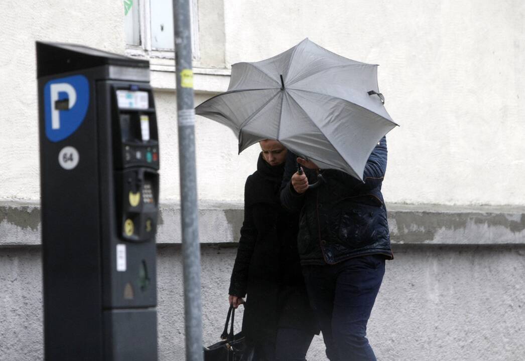 Pajūryje smaginasi stiprus vėjas: apribota laivyba Klaipėdos uoste