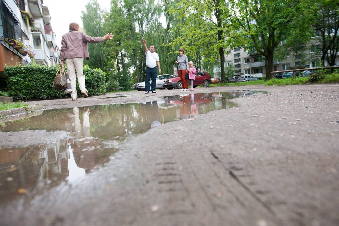 Balos ir duobės prie Kovo 11-osios gatvės namo