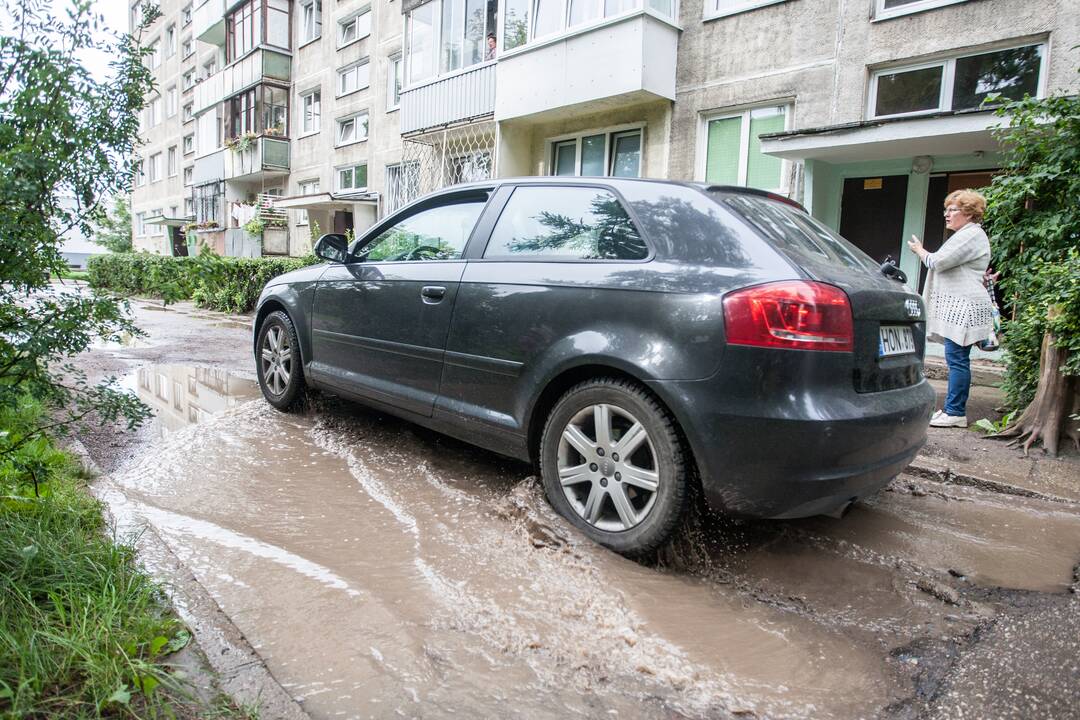 Balos ir duobės prie Kovo 11-osios gatvės namo