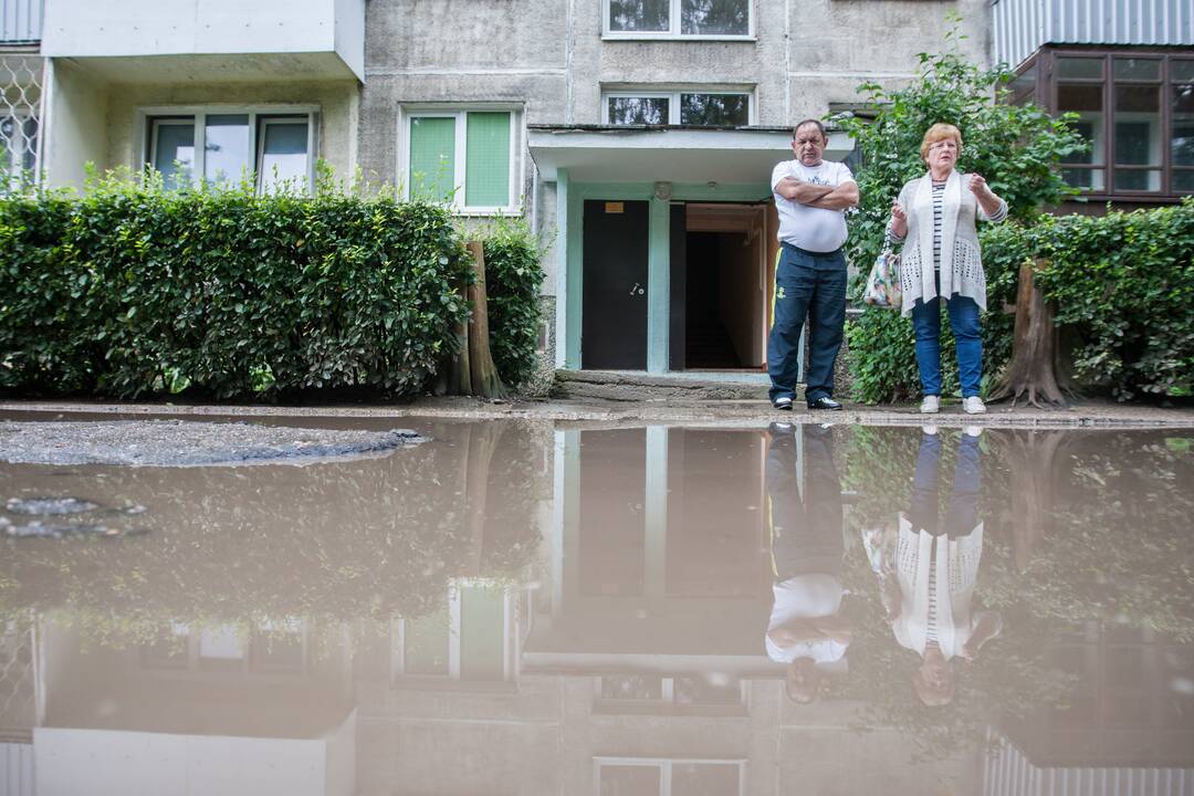 Balos ir duobės prie Kovo 11-osios gatvės namo