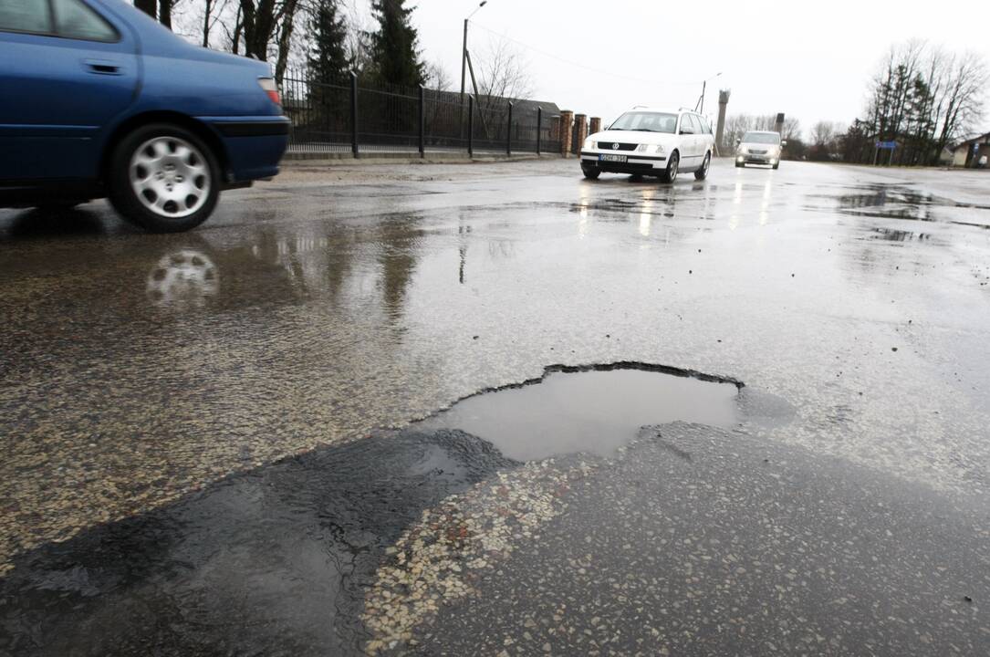 Dėl duobių keliuose automobilių remontas pabrango