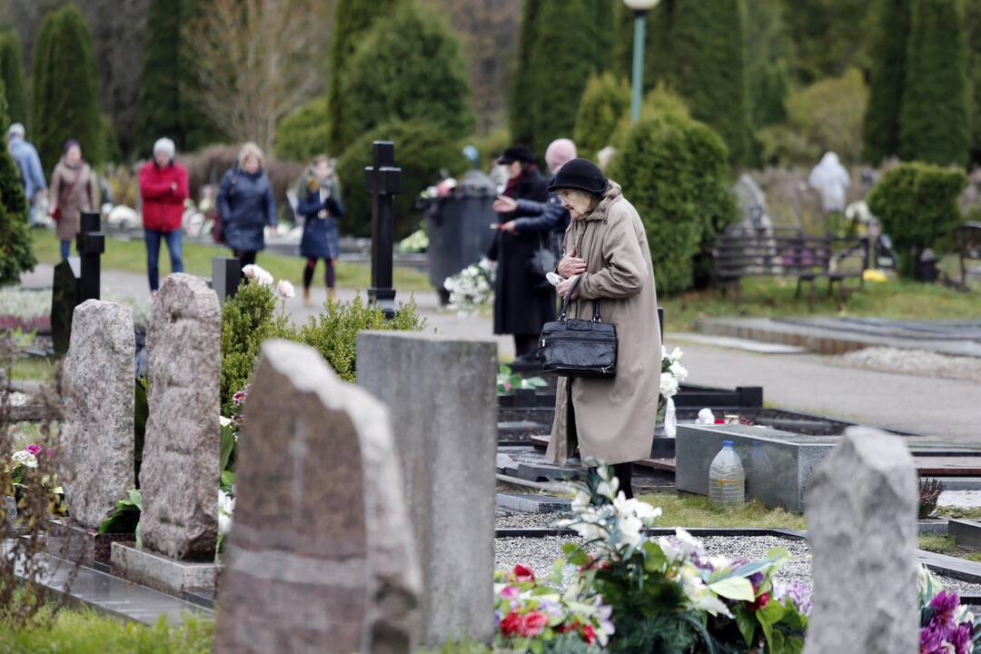 Srautai: tiek Visų Šventųjų dieną, tiek išvakarėse miesto kapinėse buvo pilna žmonių.