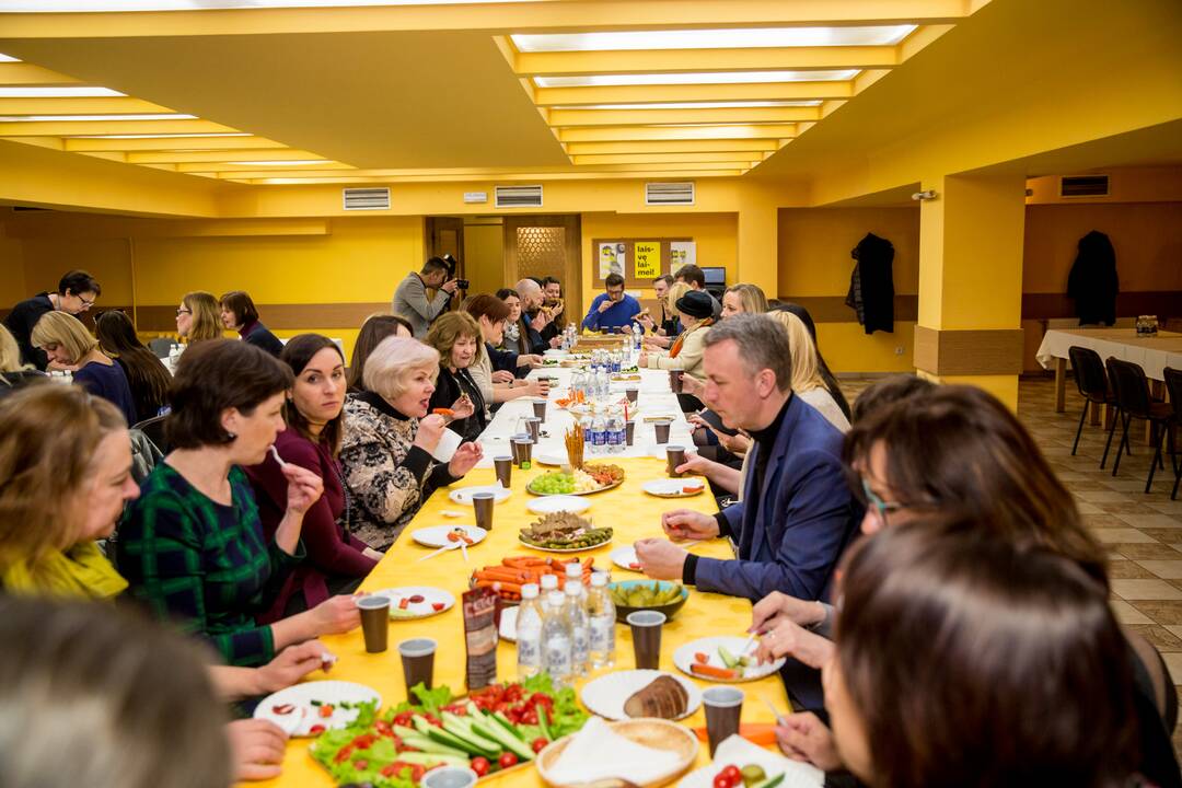 Porcijos: 22 kg tortas buvo suraikytas nemenkais laimės gabalais.