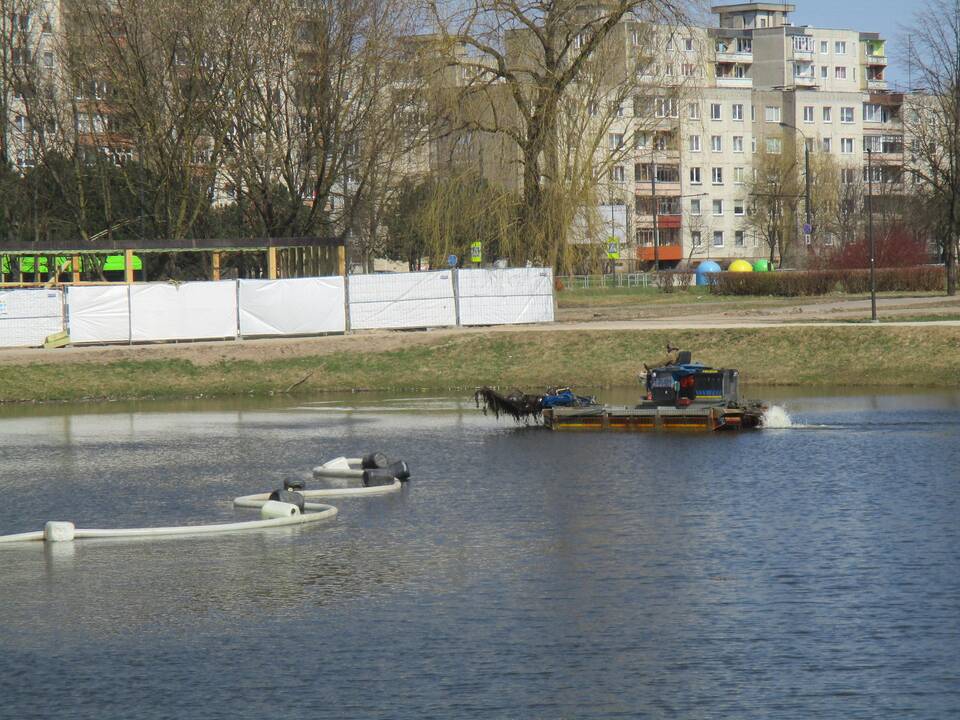 Valomas Kalniečių parko tvenkinys