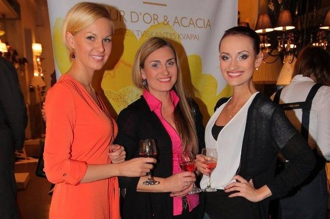 Žinomos moterys demonstravo drabužių kolekciją
