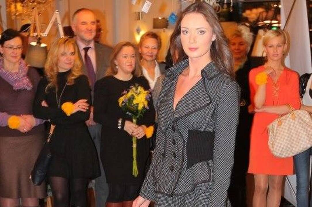 Žinomos moterys demonstravo drabužių kolekciją