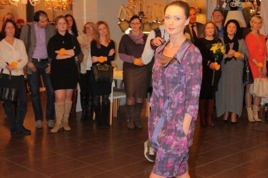 Žinomos moterys demonstravo drabužių kolekciją
