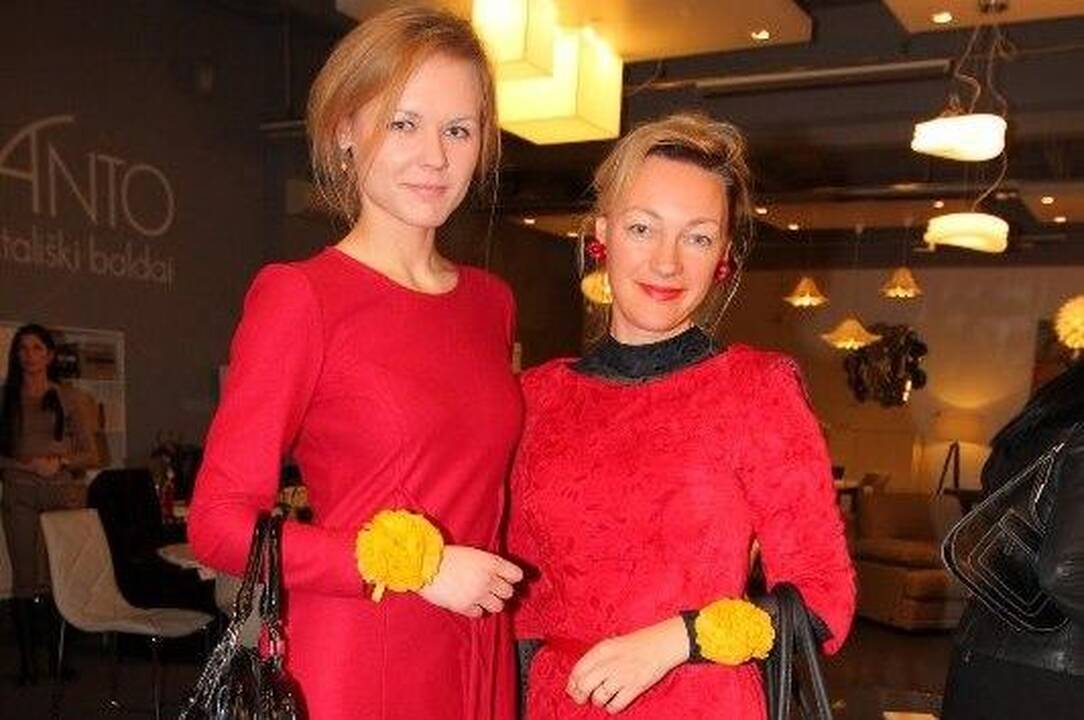 Žinomos moterys demonstravo drabužių kolekciją