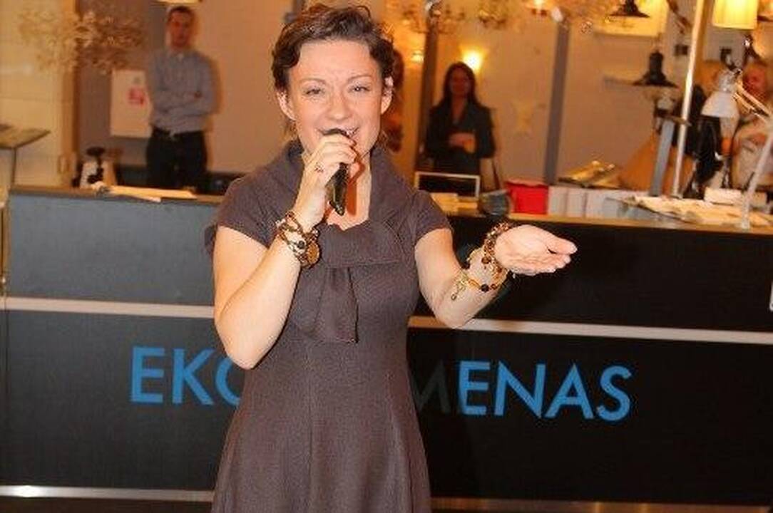 Žinomos moterys demonstravo drabužių kolekciją