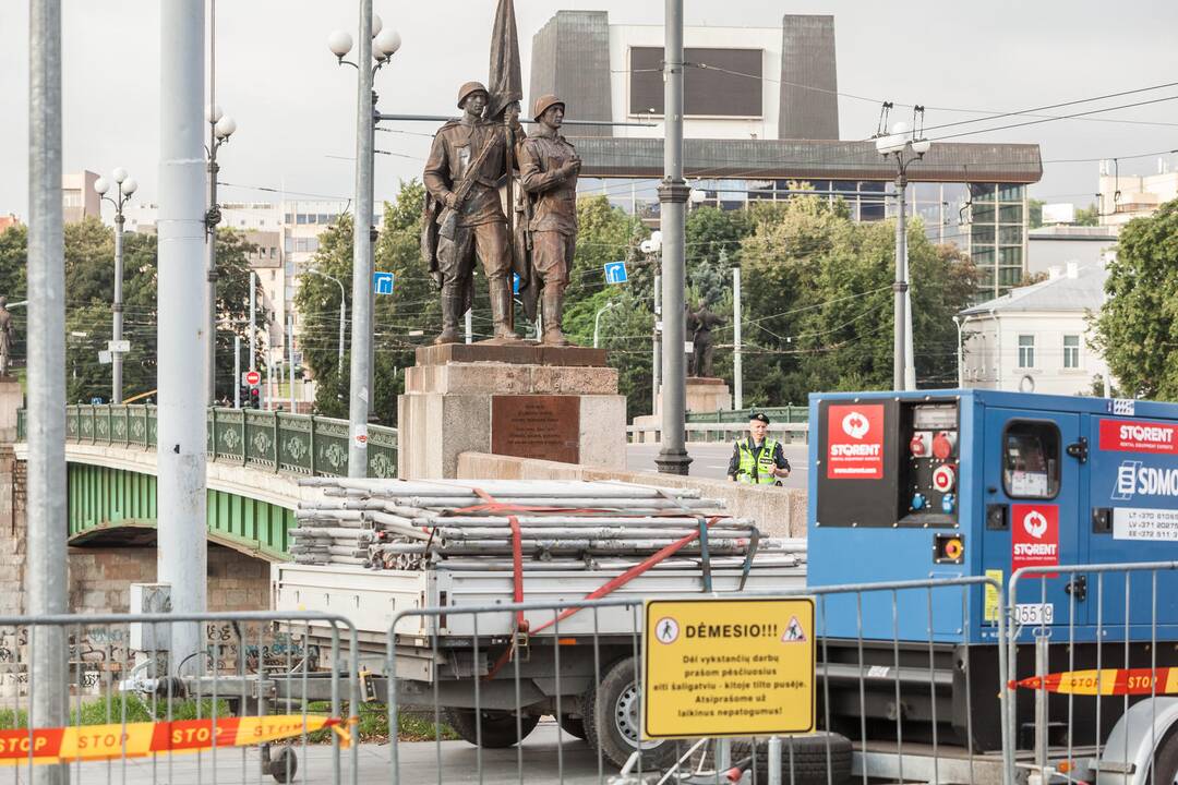 Žaliojo tilto skulptūrų nukėlimo darbai